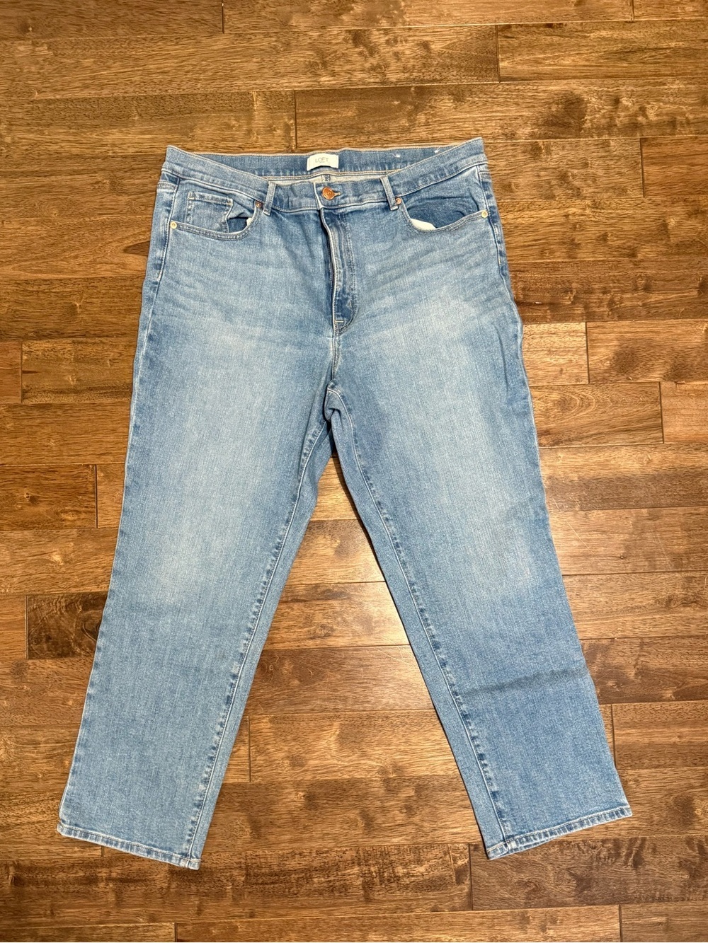 Universal Thread dark wash boot slim jeans in women’s size 16. Features a flatte